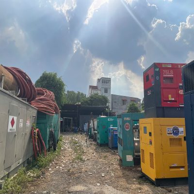 Kho máy phát điện công nghiệp cũ
