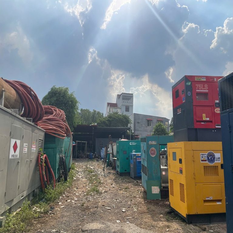 Kho máy phát điện công nghiệp cũ